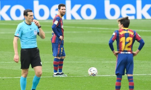 Barcelona ở thời điểm này không còn đồng điệu với Lionel Messi. Ảnh: AFP