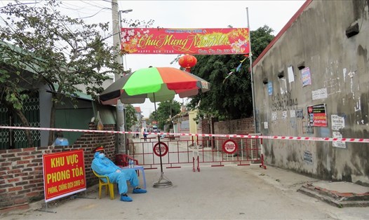 Người dân thôn Lôi Động, xã Hoàng Động, huyện Thủy Nguyên được thành phố Hải Phòng hỗ trợ 45.000 đồng/người/ngày trong thời gian bị phong tỏa vì dịch COVID-19. Ảnh HH