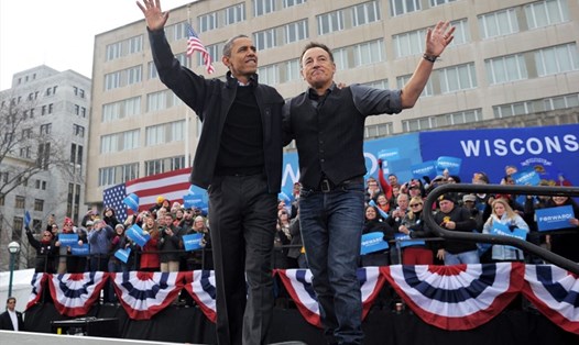 Tổng thống Mỹ Barack Obama và ca sĩ Bruce Springsteen trong cuộc vận động tranh cử ở Madison, Wisconsin, ngày 5.11.2012. Ảnh: AFP.