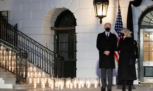 Tổng thống Mỹ Joe Biden và Đệ nhất phu nhân Jill Biden trong lễ thắp nến tưởng nhớ những người thiệt mạng vì COVID-19 tại Nhà Trắng hôm 22.2. Ảnh: AFP.