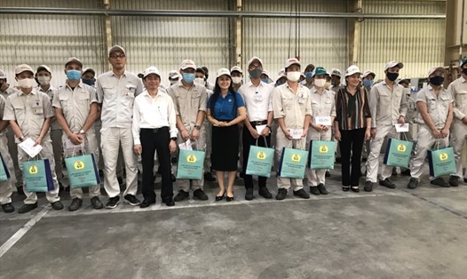 Lãnh đạo UBND tỉnh và LĐLĐ tỉnh Hưng Yên tặng quà công nhân bị ảnh hưởng do dịch COVID-19. Ảnh: Hà Anh