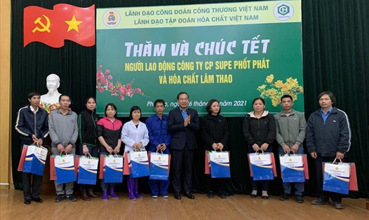 Ông Trần Quang Huy - Chủ tịch Công đoàn Công thương Việt Nam (thứ 5 từ phải sang) tặng quà đoàn viên khó khăn. Ảnh: CĐCT