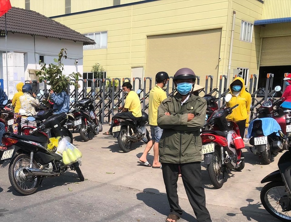 Công nhân ở một công ty tại Bình Dương giải thể sau Tết. Ảnh: Dương Bình
