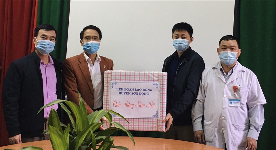 Lãnh đạo LĐLĐ huyện Sơn Động (tỉnh Bắc Giang) tặng quà động viên cán bộ, nhân viên y tế tại Trung tâm y tế huyện. Ảnh: Trà My