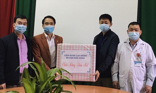 Lãnh đạo LĐLĐ huyện Sơn Động (tỉnh Bắc Giang) tặng quà động viên cán bộ, nhân viên y tế tại Trung tâm y tế huyện. Ảnh: Trà My
