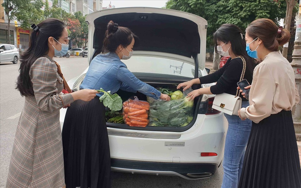 Các nữ nhân viên văn phòng tại TP.Bắc Ninh chung tay giải cứu nông sản Hải Dương.