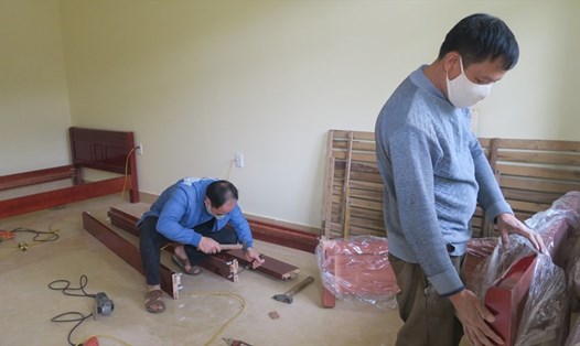 Công nhân lắp đặt giường tại khu nhà mới xây dựng của Trung đoàn 836. Ảnh Cổng TTĐT Hải Phòng