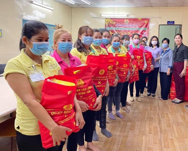 LĐLĐ Quận Bình Tân, TPHCM tặng quà cho đoàn viên Công đoàn, công nhân lao động có hoàn cảnh khó khăn trong dịp Tết Tân Sửu. Ảnh: LĐLĐ Bình Tân