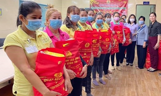 LĐLĐ Quận Bình Tân, TPHCM tặng quà cho đoàn viên Công đoàn, công nhân lao động có hoàn cảnh khó khăn trong dịp Tết Tân Sửu. Ảnh: LĐLĐ Bình Tân