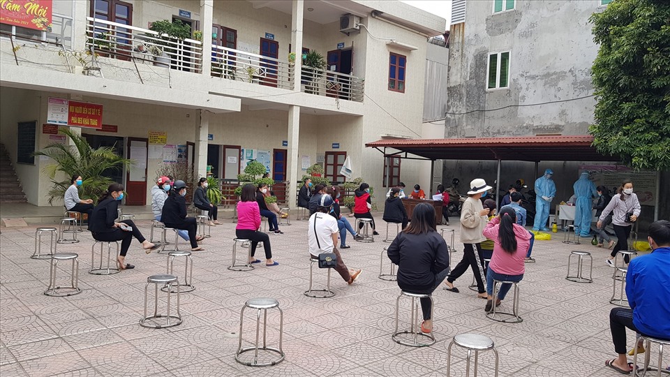 Người dân thực hiện khai báo y tế tại Trạm Y tế thị trấn Thứa (Lương Tài, Bắc Ninh). Ảnh: Trạm Y tế thị trấn Thứa
