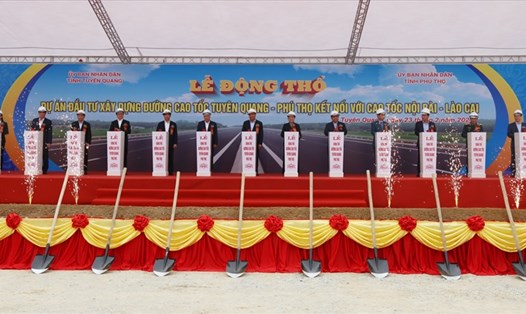 Các đại biểu bấm nút tại lễ động thổ dự án đầu tư xây dựng công trình đường cao tốc Tuyên Quang - Phú Thọ kết nối với cao Tốc Nội Bài - Lào Cai. Ảnh: baophutho.vn