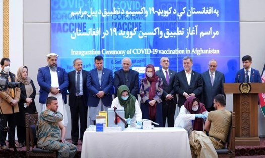Lễ khởi động chương trình tiêm chủng vaccine COVID-19 ở Afghanistan, diễn ra tại dinh Tổng thống, ngày 23.2. Ảnh: AFP