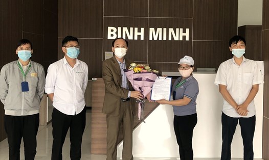 Đại diện lãnh đạo CĐ các KCN tỉnh Ninh Bình trao Quyết định thành lập Công đoàn và tặng hoa chúc mừng Ban Chấp hành CĐ Công ty. Ảnh: NT