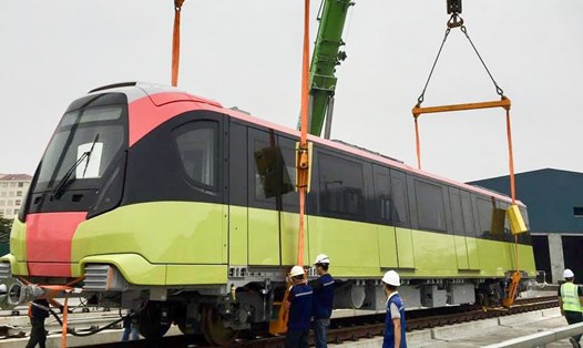 Đoàn tàu thứ ba tuyến metro Nhổn-ga Hà Nội đã được đưa lên đường ray. Ảnh: MRB