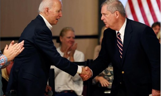Tổng thống Mỹ Joe Biden bắt tay cựu Thống đốc tiểu bang Iowa Tom Vilsack trong một sự kiện tranh cử ở Iowa hồi tháng 1.2020. Ảnh: AFP