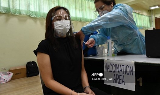 Một nhân viên cơ quan công quyền Philippines tham gia một cuộc diễn tập mô phỏng tiêm chủng vaccine COVID-19 tại Manila trước khi nước này nhận được vaccine. Ảnh: AFP