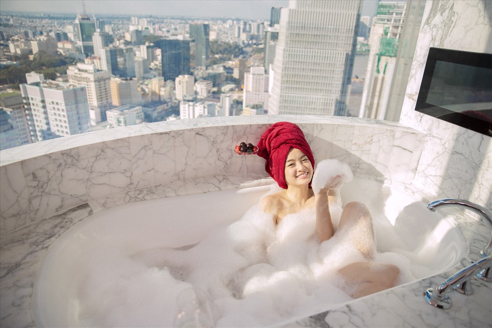 Nữ diễn viên Kaity Nguyễn có nhiều cảnh quay nóng bỏng trong "Gái già lắm chiêu V". Ảnh: NVCC.