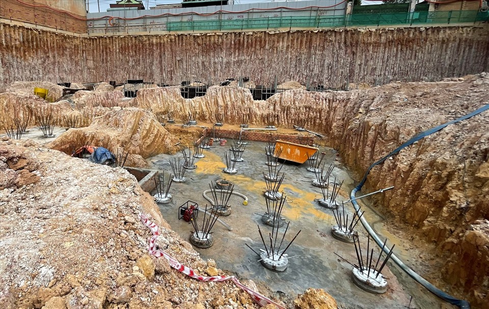 Mặc dù chưa có giấy phép xây dựng nhưng chủ đầu tư vẫn tiến hành tổ chức thi công xây dựng chung cư ở phường Phú Thọ, thành phố Thủ Dầu Một, Bình Dương. Ảnh: Đình Trọng