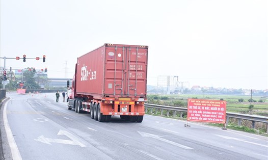 Hải Phòng cho phép xe vận chuyển hàng hóa phục vụ sản xuất, xuất nhập khẩu từ tỉnh Hải Dương vào thành phố. Ảnh CTV
