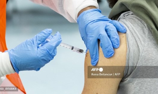 Các tác dụng phụ sau tiêm vaccine COVID-19 đã được lường trước và thường không nghiêm trọng, sẽ biến mất trong vòng vài ngày. Ảnh: AFP