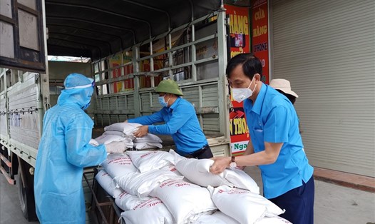 Trong ngày 24.2, Liên đoàn Lao động tỉnh Hải Dương trao 18,5 tấn gạo tặng CNLĐ nhà trọ huyện Cẩm Giàng. Ảnh: Diệu Thúy