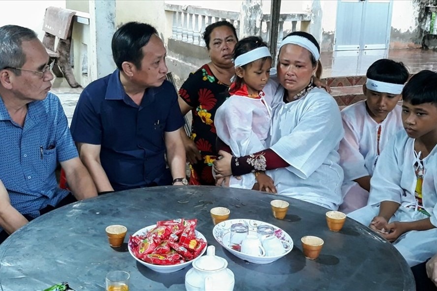 Bí thư Tỉnh ủy Bạc Liêu Lữ Văn Hùng (bìa phải) đến thăm hỏi động viên gia đình ông Châu Khêl. Ảnh: Minh Đạt