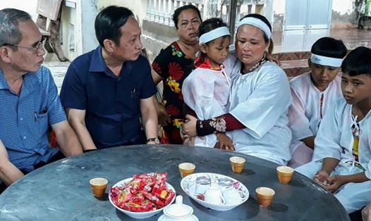 Bí thư Tỉnh ủy Bạc Liêu Lữ Văn Hùng (bìa phải) đến thăm hỏi động viên gia đình ông Châu Khêl. Ảnh: Minh Đạt