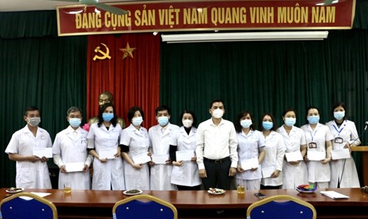 Phó Chủ tịch LĐLĐ thành phố Lê Đình Hùng trao quà cho đoàn viên công đoàn có hoàn cảnh khó khăn của Trung tâm Y tế quận Tây Hồ. Ảnh: Phương Ngân