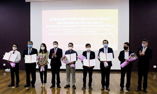 Đà Nẵng trao giấy chứng nhận đăng ký và nghiên cứu đầu tư cho 7 dự án. Ảnh: TT