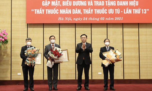 Bí thư Thành ủy Hà Nội Vương Đình Huệ trao danh hiệu "Thầy thuốc nhân dân" cho các cá nhân. Ảnh: Viết Thành
