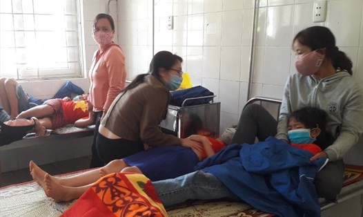 Học sinh nhập viện ở điều trị tại huyện Vĩnh Linh. Ảnh: NĐ