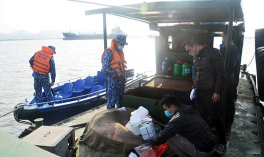 Lực lượng cảnh sát biển vùng I bắt giữ lô dầu không nguồn gốc trên biển Hải Phòng. Ảnh: Lam Giang