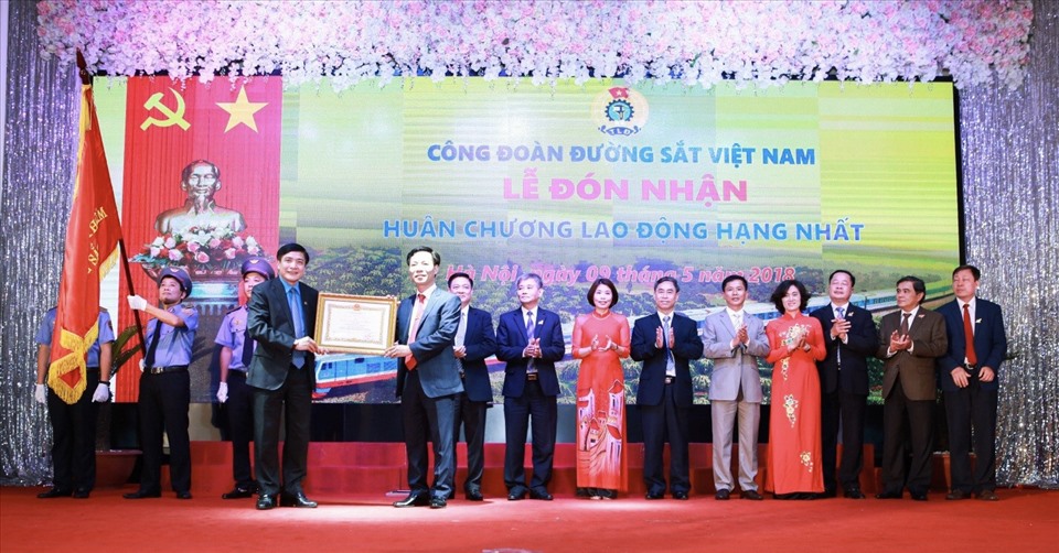 Công đoàn Đường sắt Việt Nam đón nhận Huân chương Lao động hạng Nhất năm 2018. Ảnh: CĐ ĐS