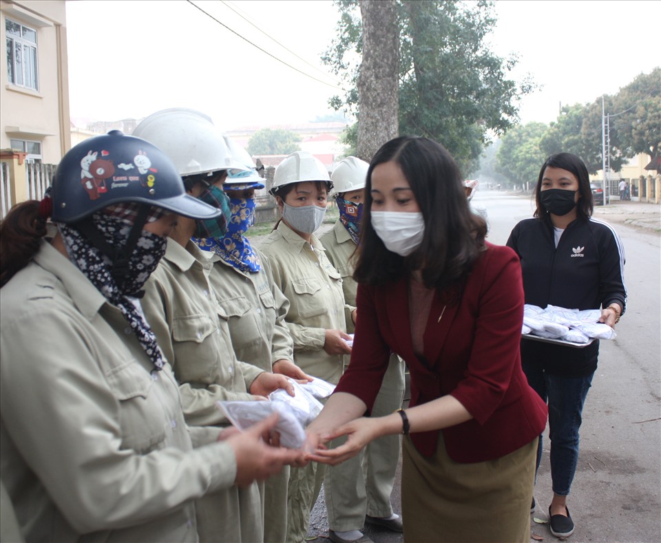 Phó Chủ tịch LĐLĐ tỉnh Hưng Yên Chu Ngọc Hoa Liễu tặng khẩu trang cho đoàn viên, người lao động. Ảnh: Hà Anh