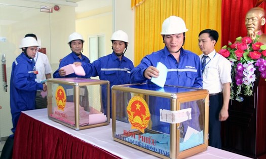 Công nhân bỏ phiếu bầu cử HĐND các cấp nhiệm kỳ 20116-2021. Ảnh minh hoạ: LDO