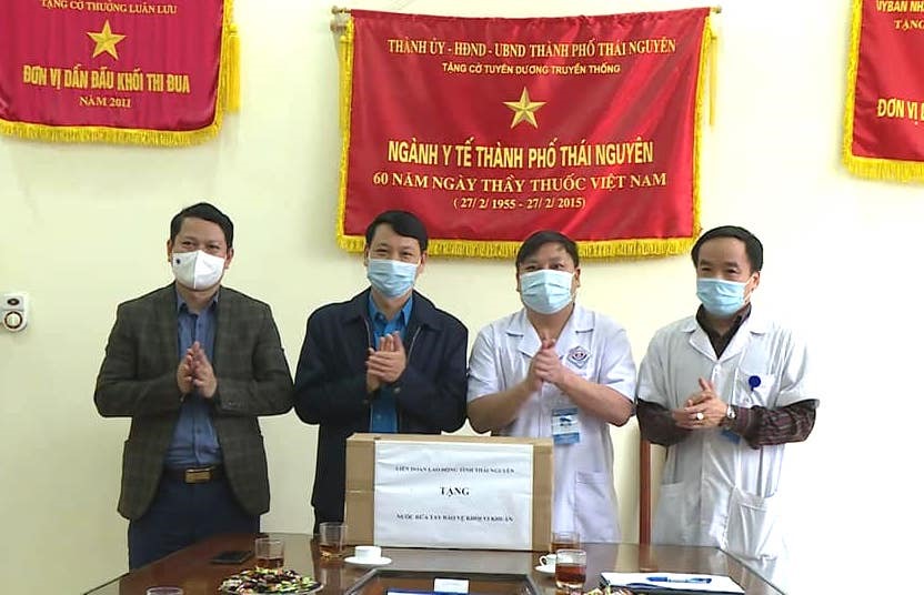 Lãnh đạo LĐLĐ tỉnh Thái Nguyên tặgn quà các y bác sĩ chống dịch COVID-19. Ảnh: CĐTN