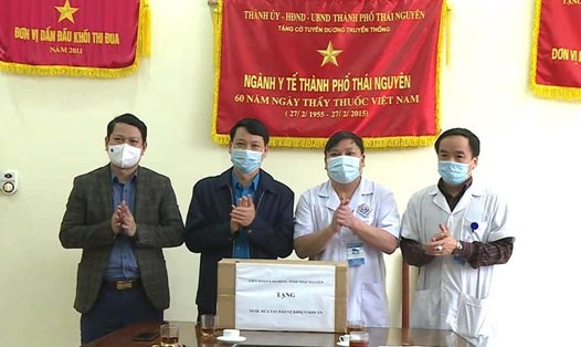 Lãnh đạo LĐLĐ tỉnh Thái Nguyên tặgn quà các y bác sĩ chống dịch COVID-19. Ảnh: CĐTN