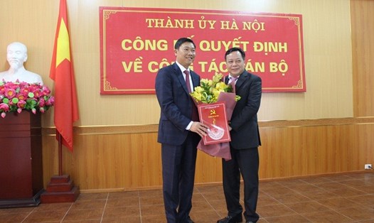 Phó Bí thư Thành ủy Nguyễn Văn Phong trao quyết định cho ông Đỗ Anh Tuấn. Ảnh: HNP