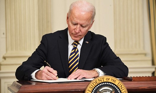 Tổng thống Joe Biden ký sắc lệnh hành pháp xem xét lại chuỗi cung ứng của Mỹ. Ảnh: AFP