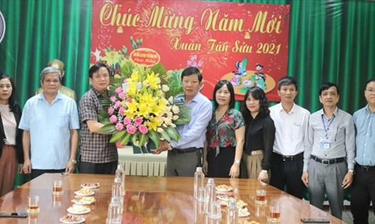 Lãnh đạo LĐLĐ Quảng Bình chúc mừng Sở Y tế Quảng Bình nhân ngày 27.2. Ảnh: Lê Phi Long