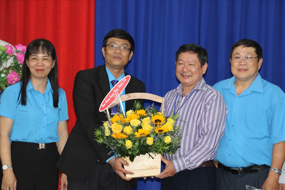 Công đoàn Khánh Hòa chúc mừng đội ngũ cán bộ đoàn viên Ngành Y tế nhân ngày Thầy thuốc Việt Nam 27.2. Ảnh: Phương Linh
