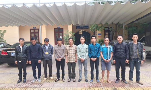 10 đối tượng bị Công an huyện Hương Khê khởi tố tội đánh bạc. Ảnh: CA.