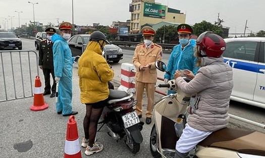 Công an thị xã Kinh Môn (Hải Dương) khởi tố một đối tượng chống người thi hành công vụ tại chốt kiểm dịch COVID-19. Ảnh minh họa