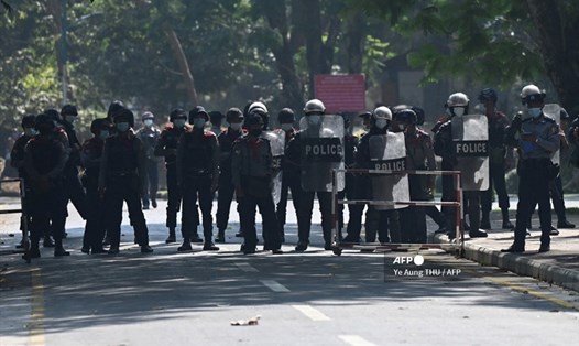 Cảnh sát triển khai tại khuôn viên Đại học Yangon, Myanmar hôm 25.2. Ảnh: AFP.