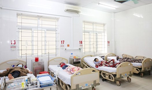 5 bệnh nhân nhập viện Đa khoa Hà Tĩnh điều trị với nghi vấn bị ngộ độc thực phẩm. Ảnh: Tuấn Dũng.