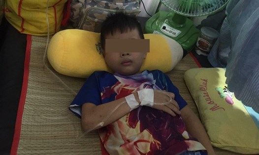 Cháu Phạm Hoàng Diễn hiện nằm điều trị tại Khoa Nhi - Bệnh viện Ung bướu TPHCM. Ảnh: GĐCC