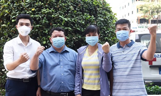 Ths, Kỹ sư Lê Hữu Hoàng - Phó khoa Sinh hóa Bệnh viện Chợ Rẫy, TPHCM (thứ hai từ trái qua) - cùng các đồng nghiệp lên đường hỗ trợ tỉnh Gia Lai chống dịch. Ảnh: Bệnh viện cung cấp