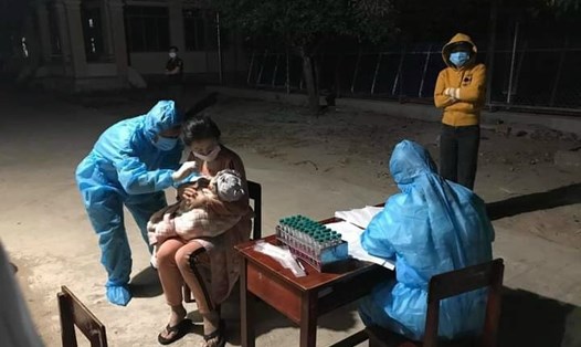 Nhân viên y tế tỉnh Gia Lai lấy mẫu thần tốc, truy vết trong đêm những ngày dịch bệnh. Ảnh: Thanh Tuấn