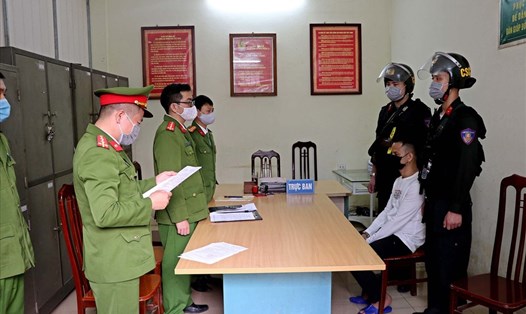 Cơ quan công an ở Hòa Bình đọc lệnh bắt giữ Nguyễn Công Dũng. Ảnh: T.H