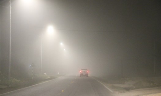 Sương mù bao phủ tại nhiều vị trí trên Quốc lộ 6 đoạn qua Hòa Bình, Sơn La. Ảnh: Vân Tiến